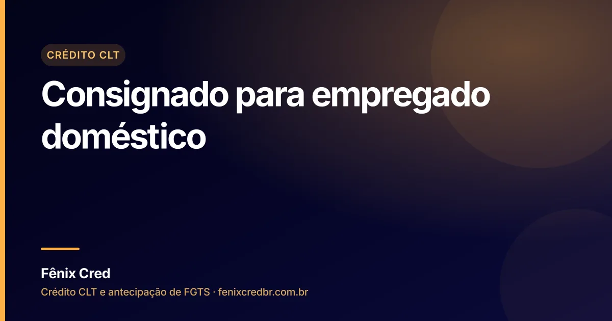 Empregada doméstica consulta o celular na cozinha durante o intervalo