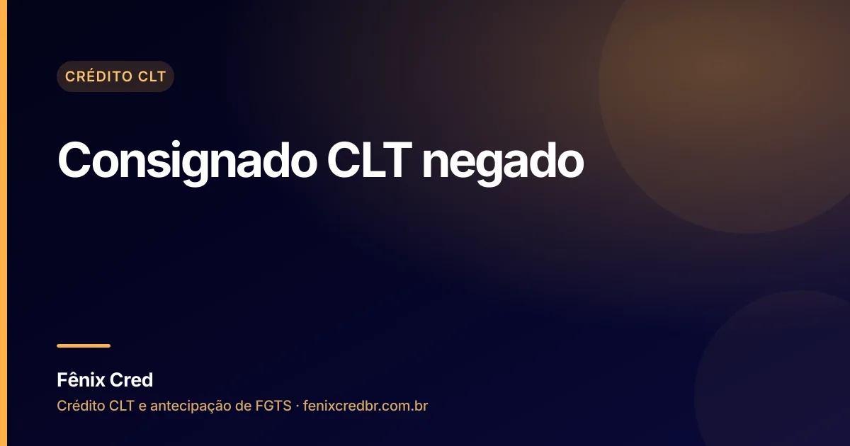 Trabalhador olha o celular com expressão de dúvida após recusa de crédito